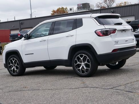 Used 2024 Jeep Compass Latitude image 4
