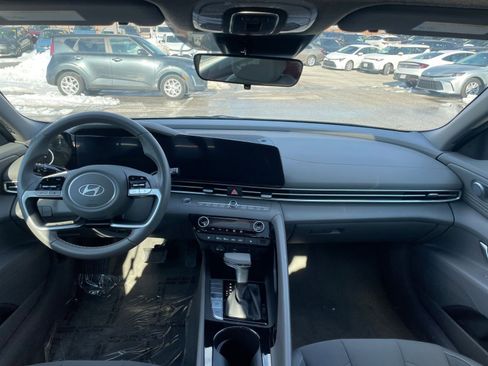 Used 2025 Hyundai Elantra SEL image 32