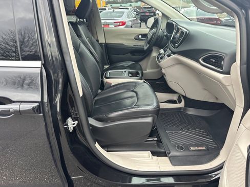 Used 2022 Chrysler Pacifica Touring-L image 13