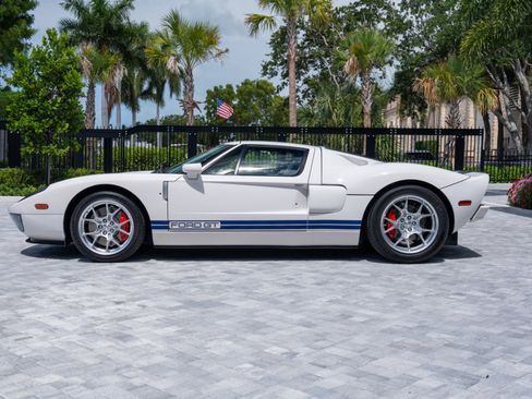 Used 2005 Ford GT RWD image 6