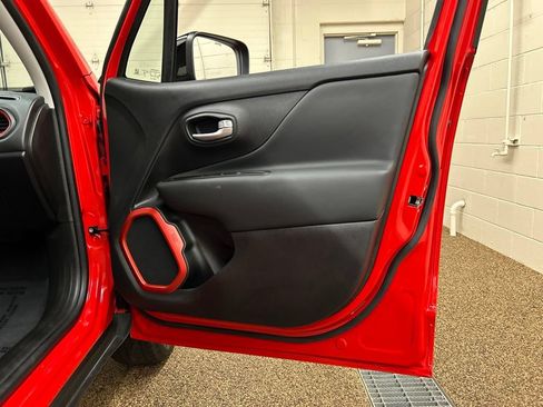 Used 2023 Jeep Renegade Trailhawk AWD/4WD image 16