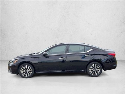 Used 2025 Nissan Altima 2.5 SV FWD image 9