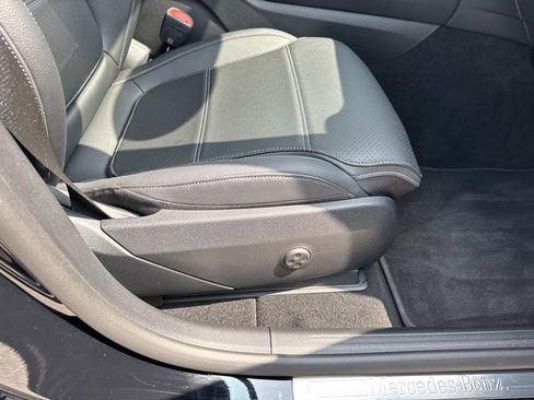 Used 2025 Mercedes-Benz GLC 300 4MATIC image 11