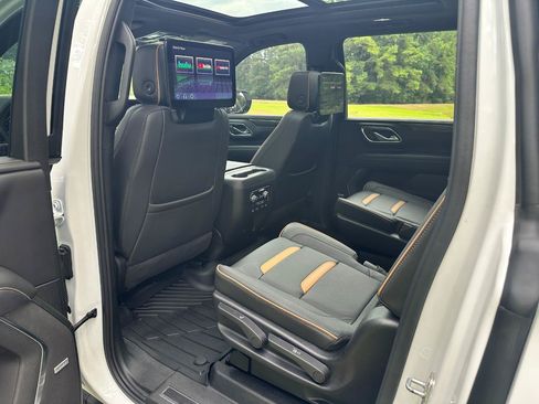 Used 2024 GMC Yukon XL AT4 w/ Technology Package AWD/4WD image 17