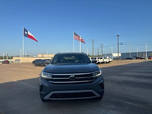 Used 2020 Volkswagen Atlas Cross Sport SE w/ Panoramic Sunroof Package FWD image 4