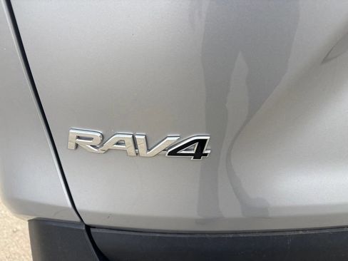 Used 2019 Toyota RAV4 LE FWD image 23