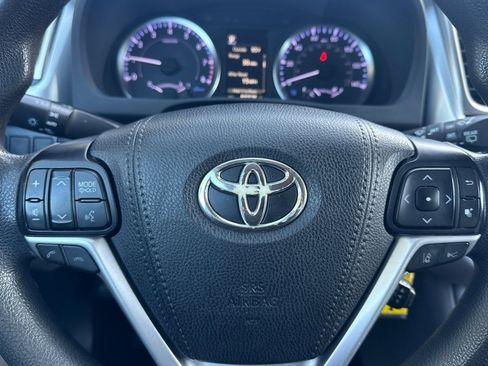 Used 2019 Toyota Highlander LE w/ Carpet Mat Package (TMS) image 23