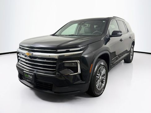 Used 2025 Chevrolet Traverse LT FWD image 3