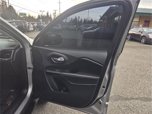 Used 2019 Jeep Cherokee Trailhawk image 25