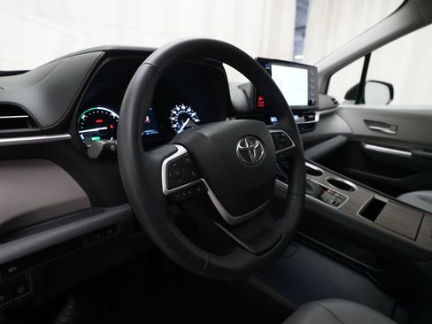 Used 2023 Toyota Sienna XLE FWD image 8