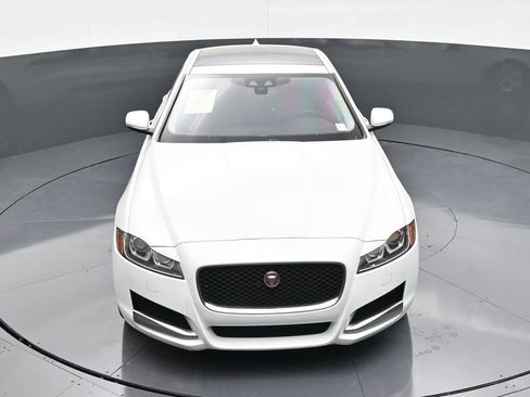 Used 2018 Jaguar XF image 18