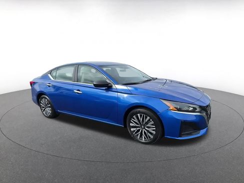 Used 2025 Nissan Altima 2.5 SV image 2