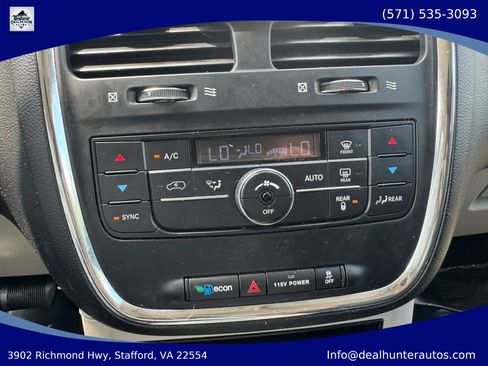 Used 2016 Chrysler Town & Country Touring FWD image 22