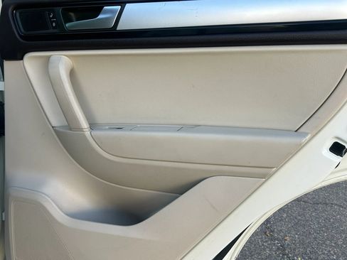 Used 2012 Volkswagen Touareg TDI AWD/4WD image 17