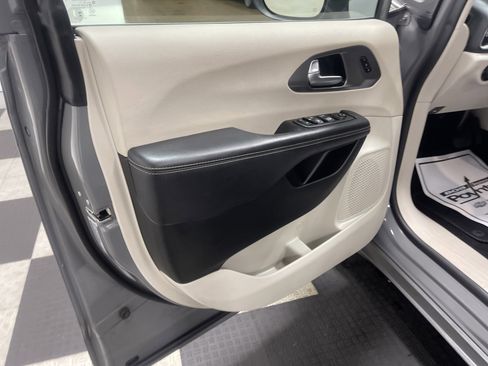 Used 2023 Chrysler Pacifica Touring-L image 10