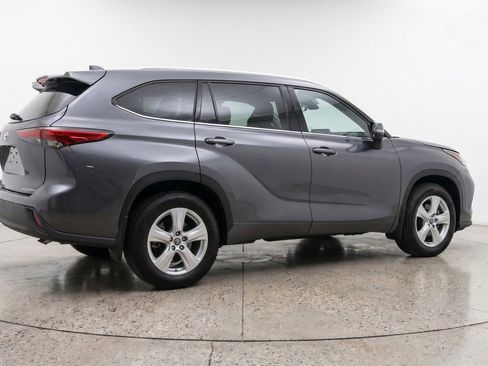 Used 2025 Toyota Highlander LE FWD image 9