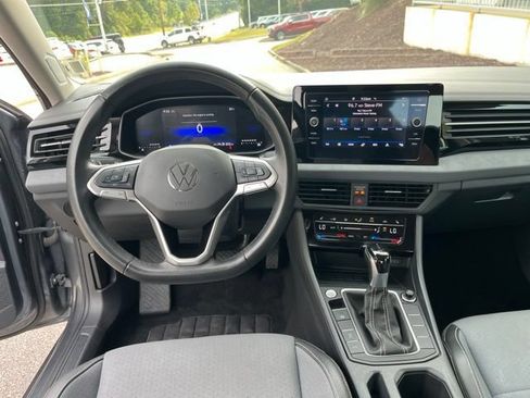 Used 2025 Volkswagen Jetta SE FWD image 17