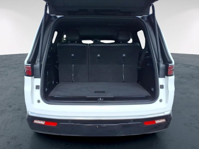 Used 2024 Jeep Wagoneer Series II w/ Flexible Seating Group RWD image 11
