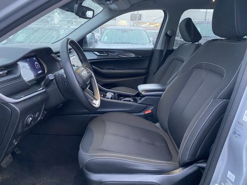 Used 2023 Jeep Grand Cherokee L Laredo image 11