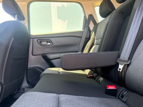 Certified 2025 Nissan Rogue SV FWD image 36