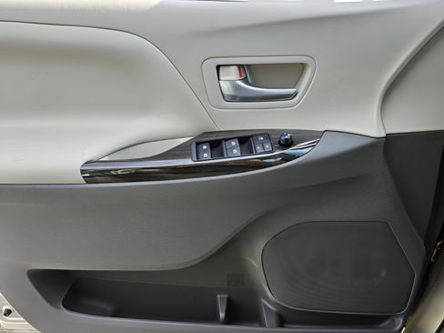 Used 2015 Toyota Sienna XLE image 36