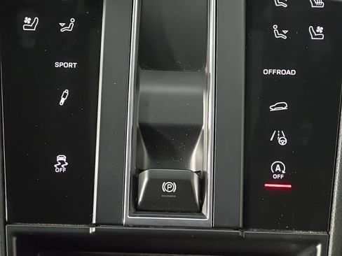 Certified 2023 Porsche Macan S AWD/4WD image 24
