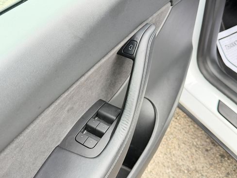 Used 2022 Tesla Model Y Long Range image 17