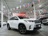 Used 2017 Toyota Highlander Limited Platinum image 2