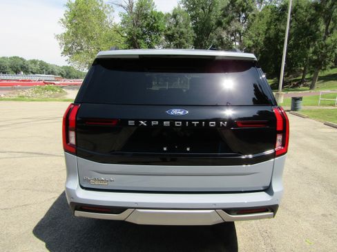 Used 2025 Ford Expedition Platinum w/ Platinum Ultimate Package AWD/4WD image 3