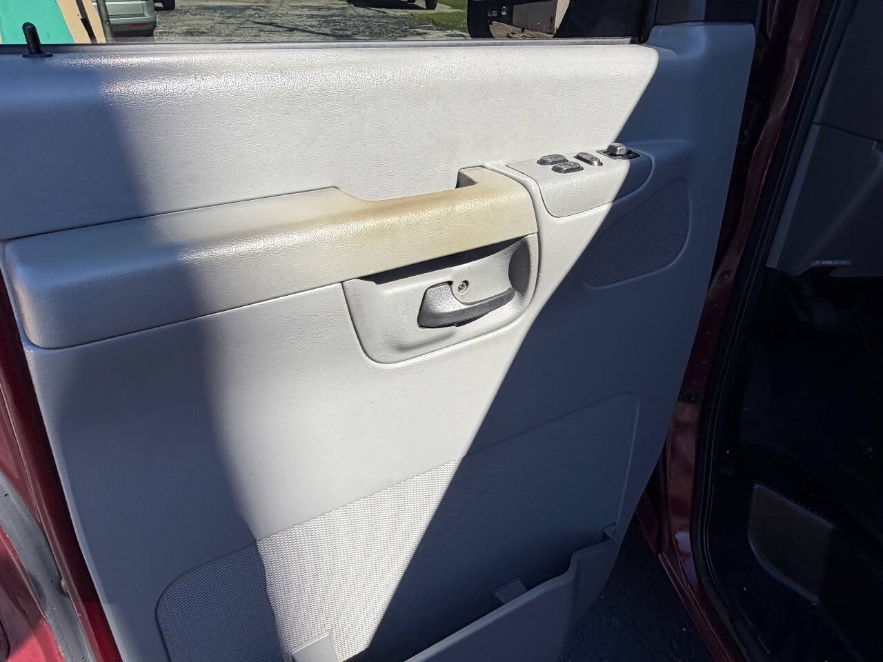 Used 2006 Ford E-150 and Econoline 150 RWD image 5