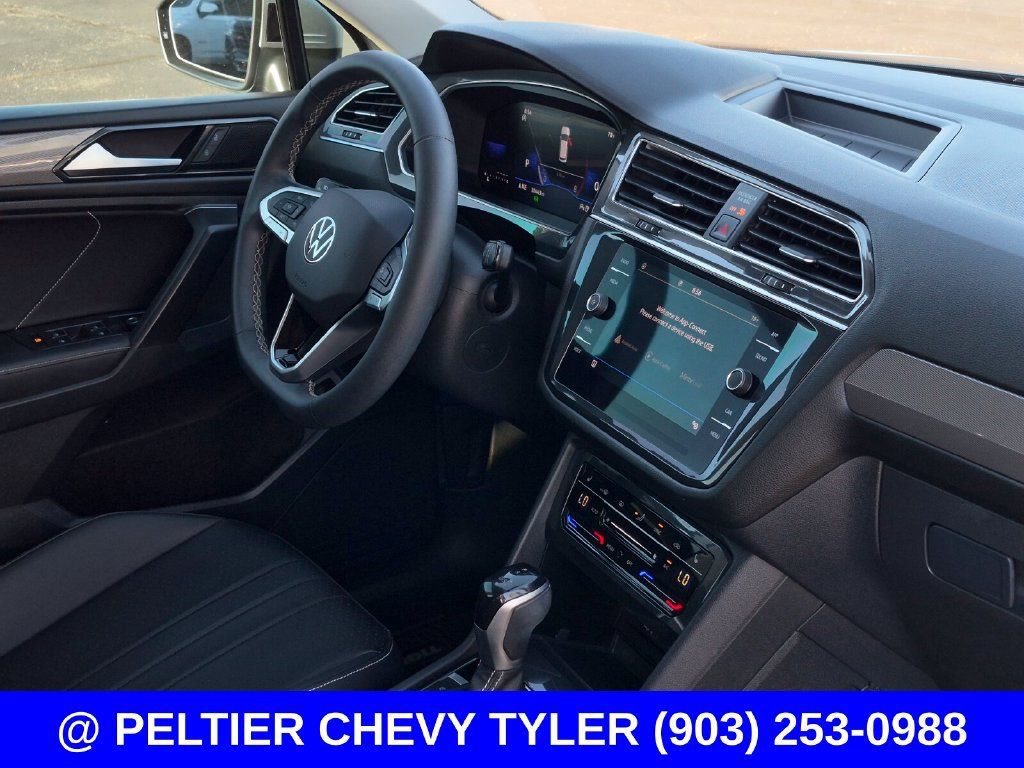 Used 2023 Volkswagen Tiguan SE w/ Panoramic Sunroof Package FWD image 11