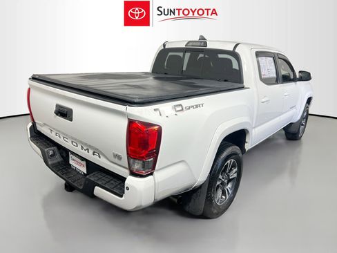 Used 2017 Toyota Tacoma TRD Sport image 4