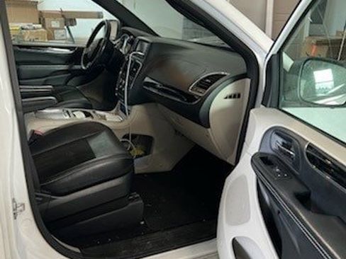 Used 2019 Dodge Grand Caravan SXT image 8