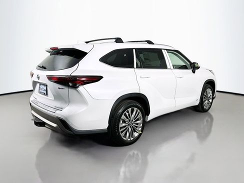 New 2026 Toyota Highlander Platinum image 7