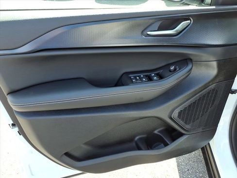 New 2025 Jeep Grand Cherokee Altitude image 9