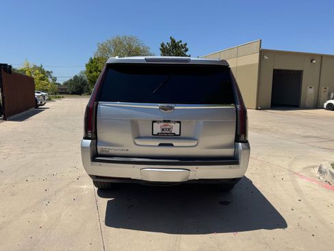 Used 2017 Cadillac Escalade Luxury AWD/4WD image 3