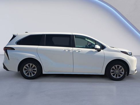 Used 2025 Toyota Sienna LE FWD image 6