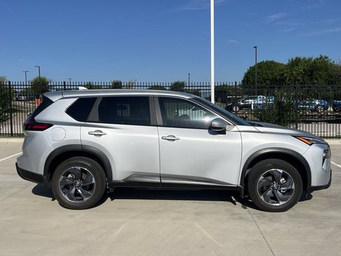 Certified 2025 Nissan Rogue SV FWD image 3