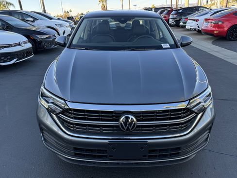 Certified 2024 Volkswagen Jetta SE w/ Panoramic Sunroof Package image 3