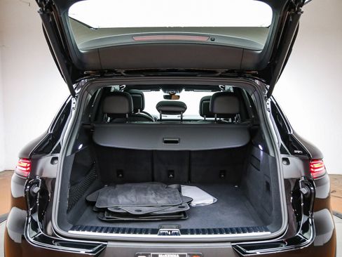 Certified 2024 Porsche Cayenne AWD/4WD image 30