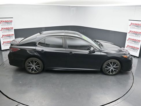 Used 2023 Toyota Camry SE w/ Cold Weather Package FWD image 17