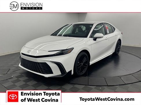 Used 2026 Toyota Camry SE FWD image 1
