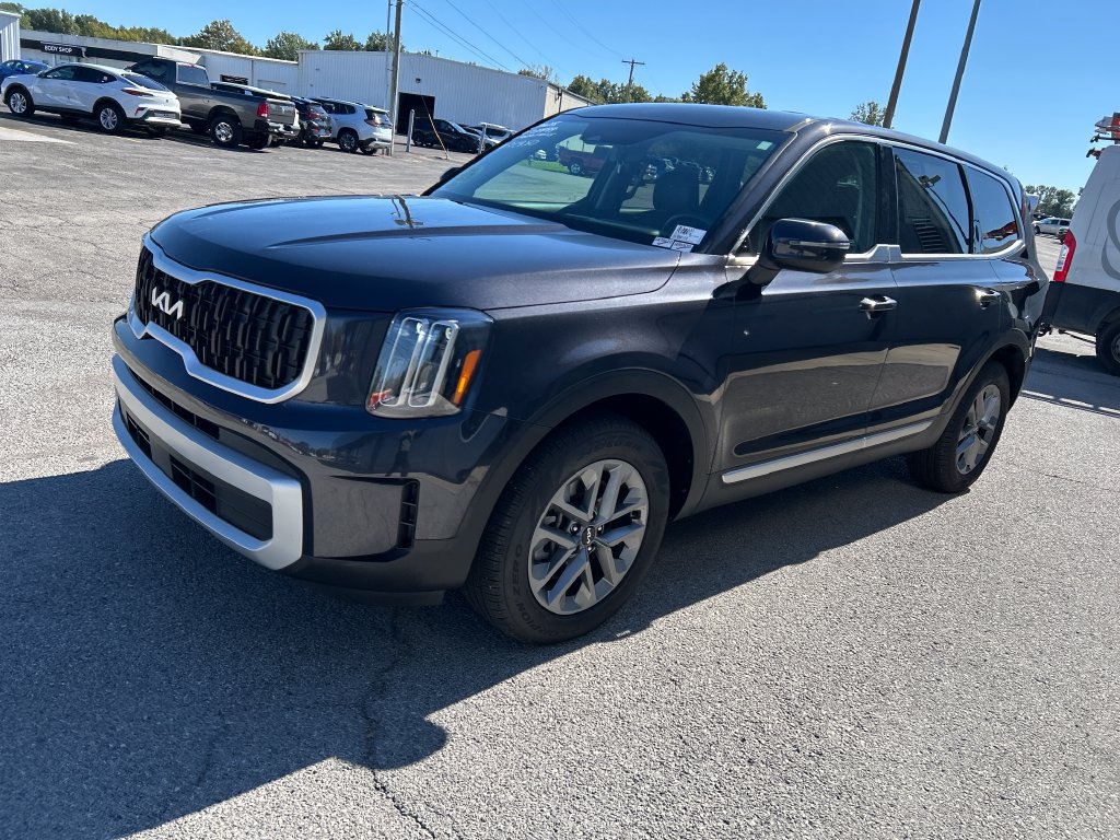 Used 2025 Kia Telluride LX FWD image 3