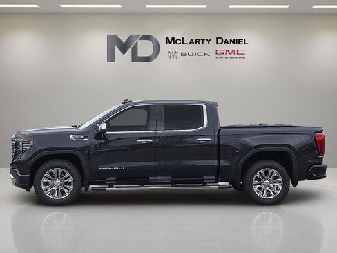 Used 2023 GMC Sierra 1500 Denali w/ Technology Package AWD/4WD image 3