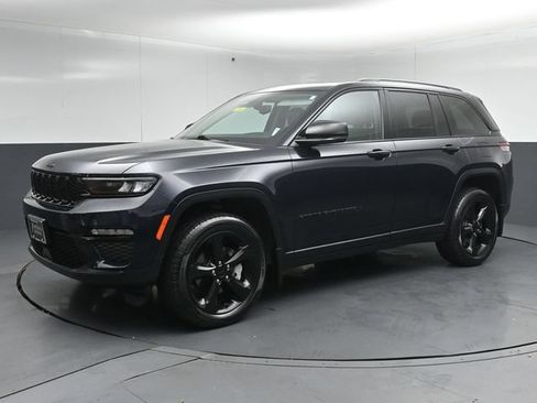Used 2023 Jeep Grand Cherokee Limited w/ Black Appearance Package AWD/4WD image 3