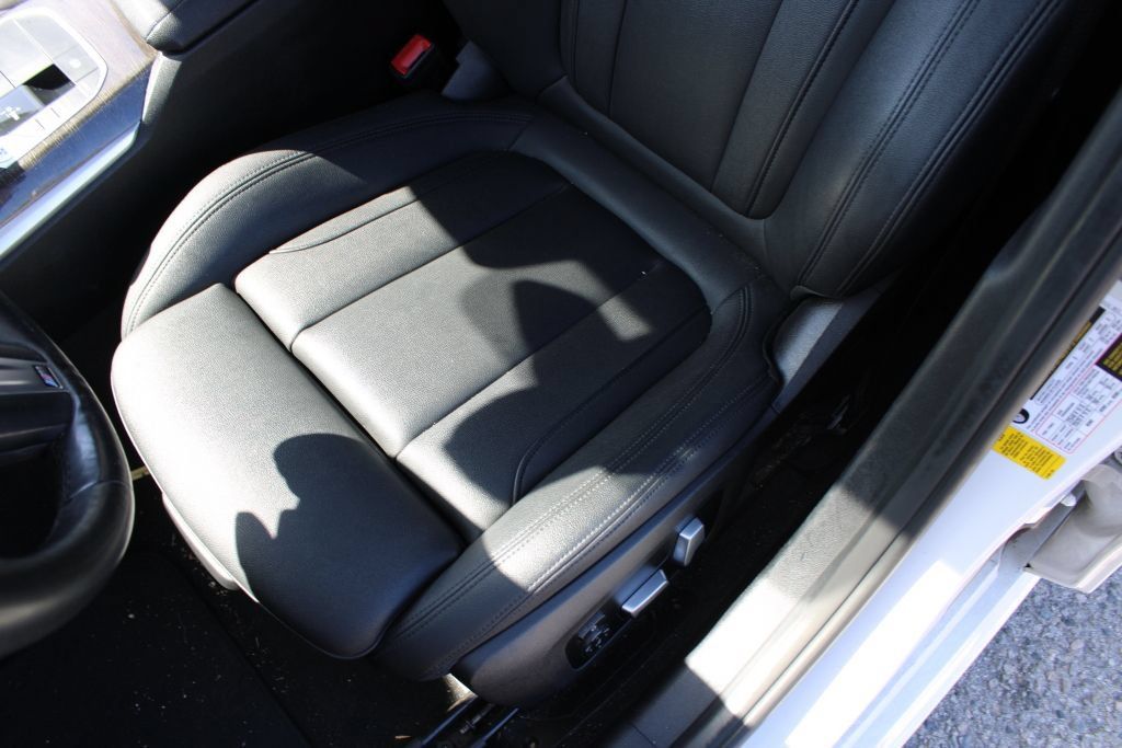 Used 2021 BMW 330i Sedan w/ M Sport Package RWD image 18