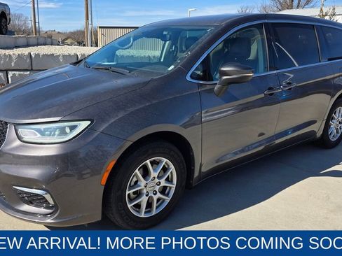 Used 2023 Chrysler Pacifica Touring-L image 1