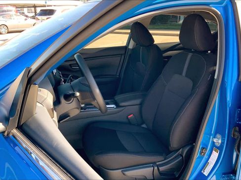 Used 2025 Nissan Sentra SV image 9