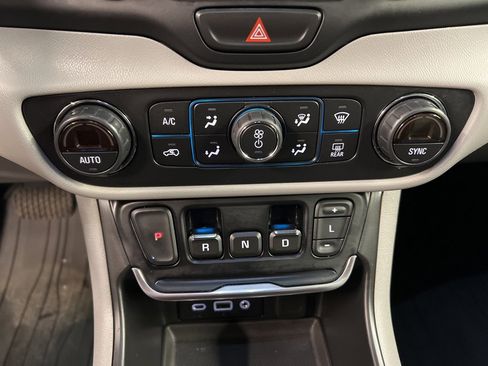 Used 2019 GMC Terrain SLT w/ Preferred Package image 16