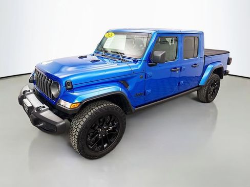 Used 2025 Jeep Gladiator Sport image 3